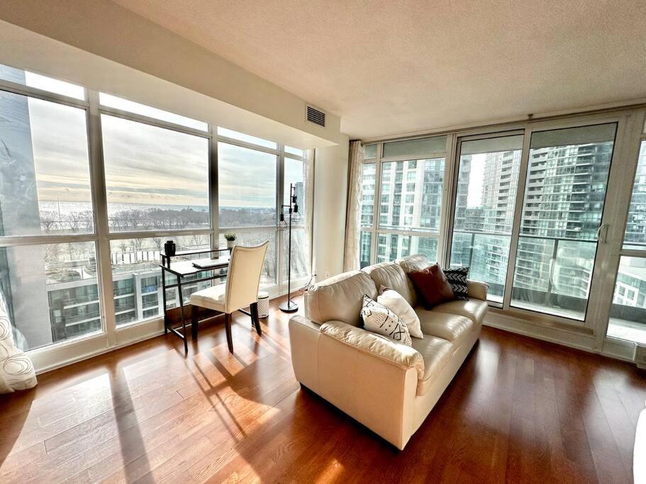 Lake View Apartment W/Parking! Toronto Buitenkant foto