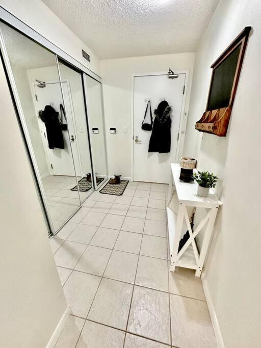 Lake View Apartment W/Parking! Toronto Buitenkant foto