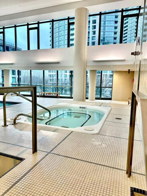 Lake View Apartment W/Parking! Toronto Buitenkant foto