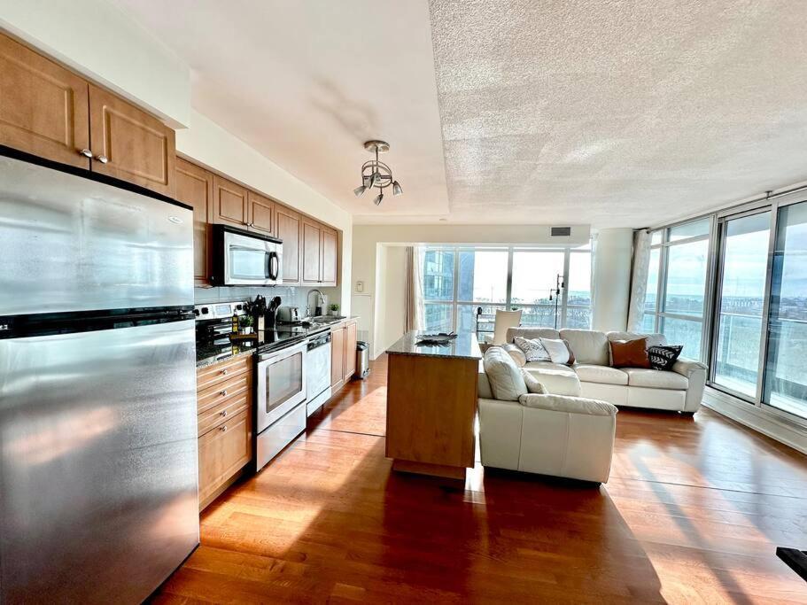 Lake View Apartment W/Parking! Toronto Buitenkant foto