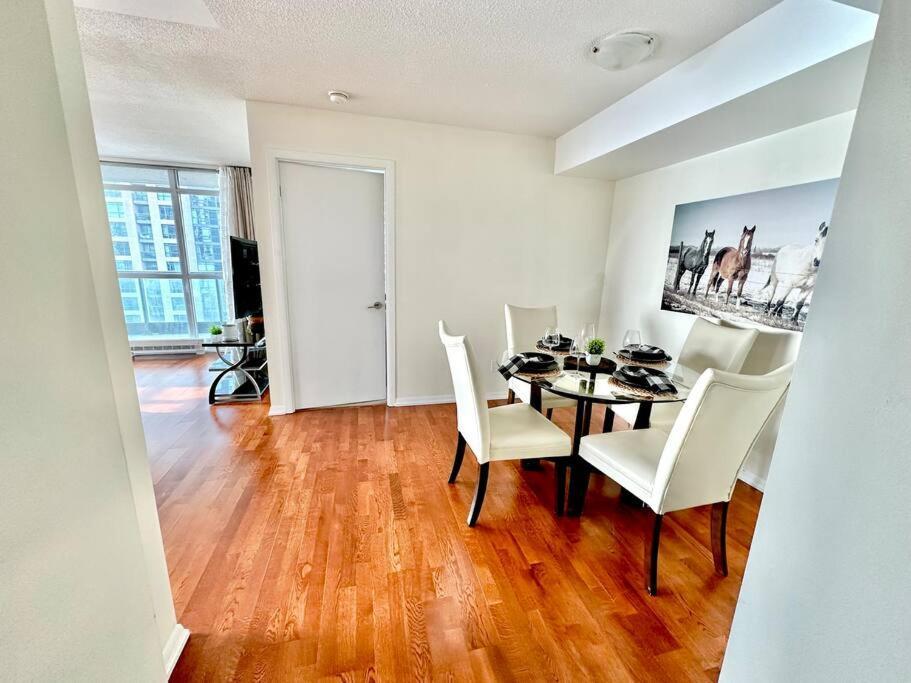 Lake View Apartment W/Parking! Toronto Buitenkant foto