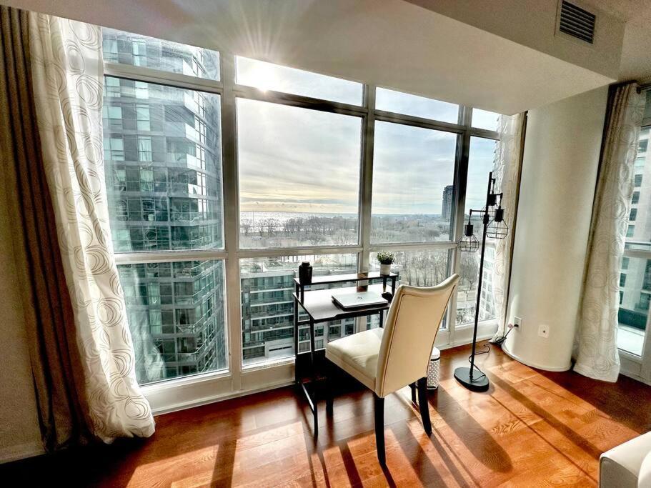Lake View Apartment W/Parking! Toronto Buitenkant foto