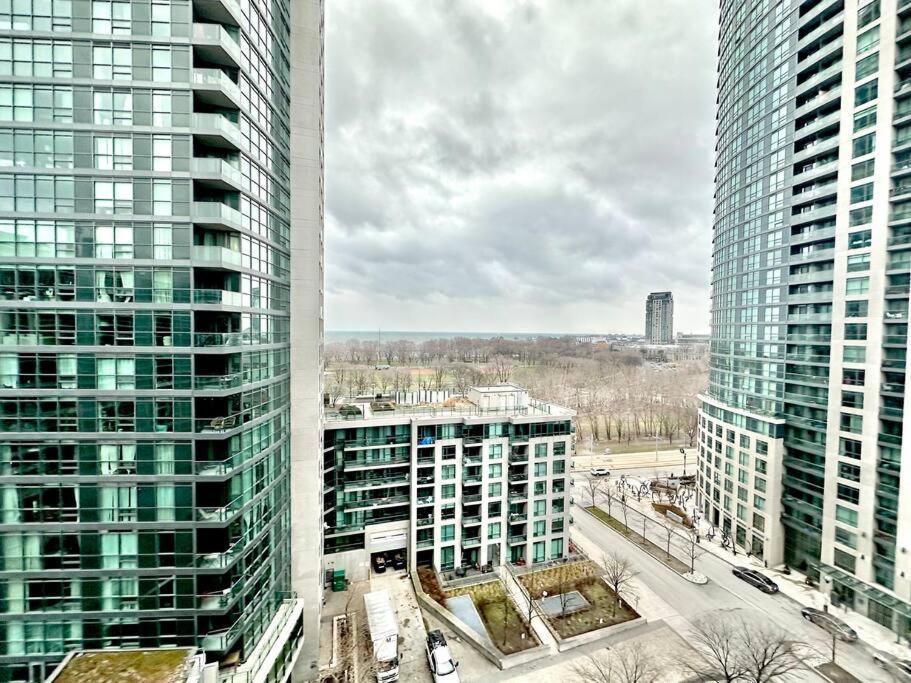 Lake View Apartment W/Parking! Toronto Buitenkant foto