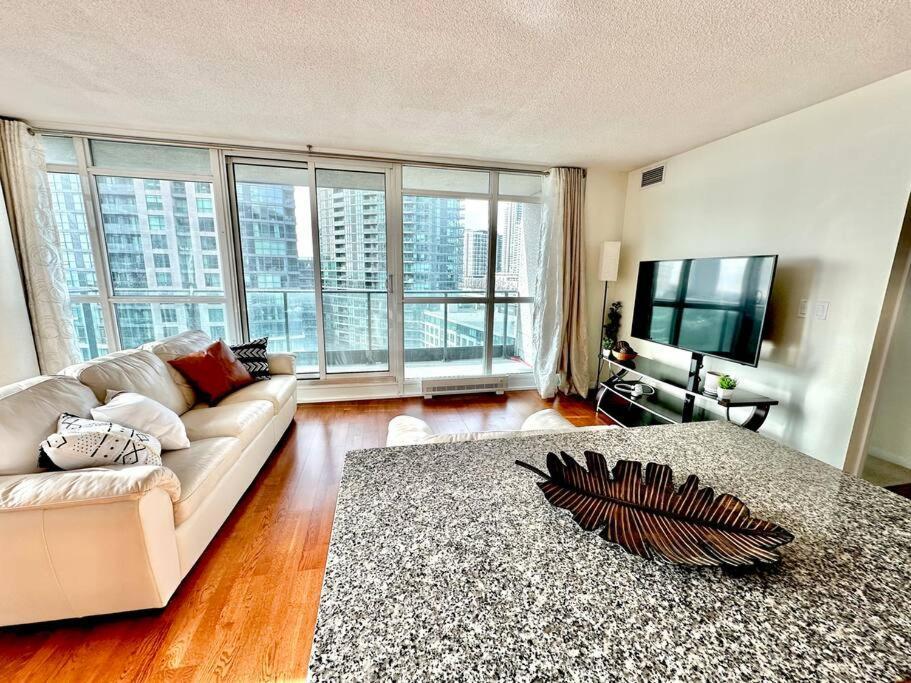 Lake View Apartment W/Parking! Toronto Buitenkant foto
